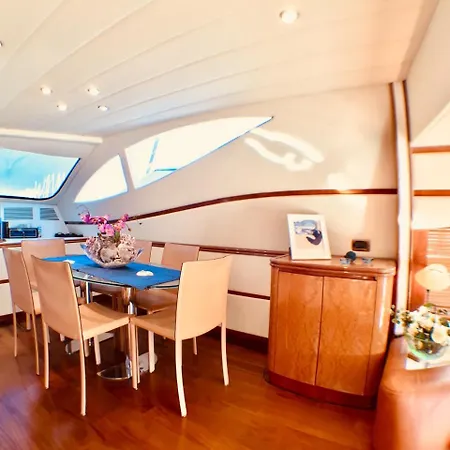 Boat & Breakfast Úszó hotel San Remo