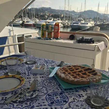 Boat & Breakfast Úszó hotel *