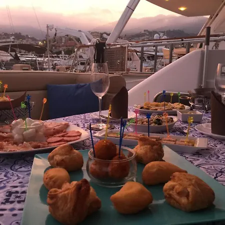 Úszó hotel Boat & Breakfast
