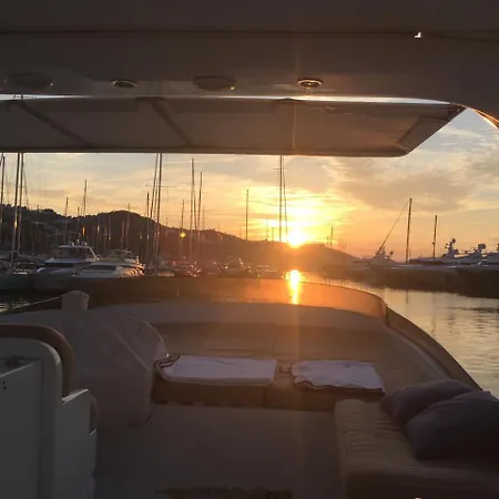 Bateau-hôtel Boat & Breakfast *